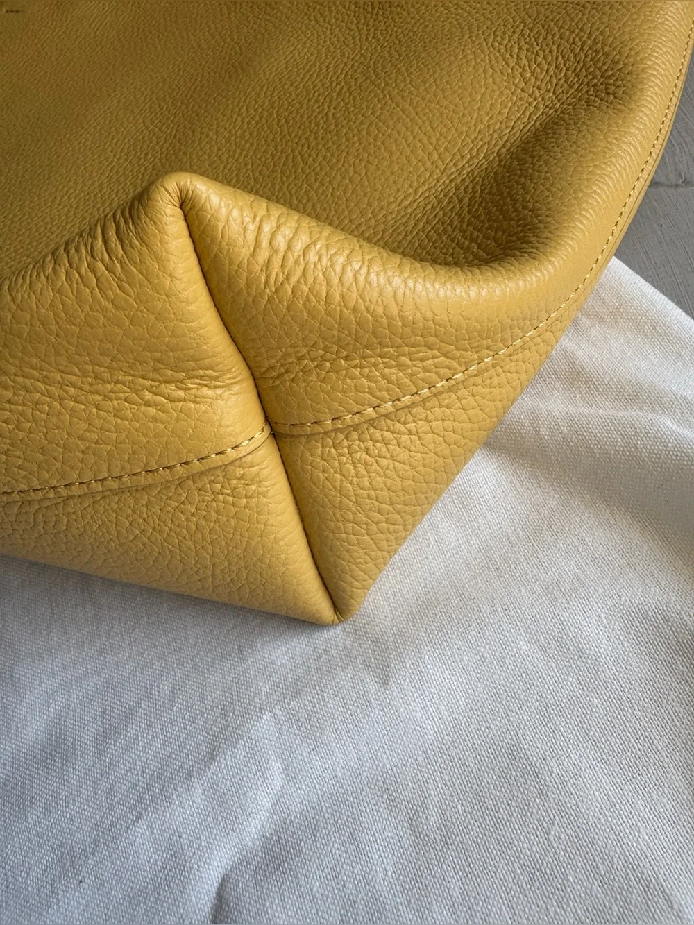 NWT Cuyana Small Easy Zipper Tote in butter
